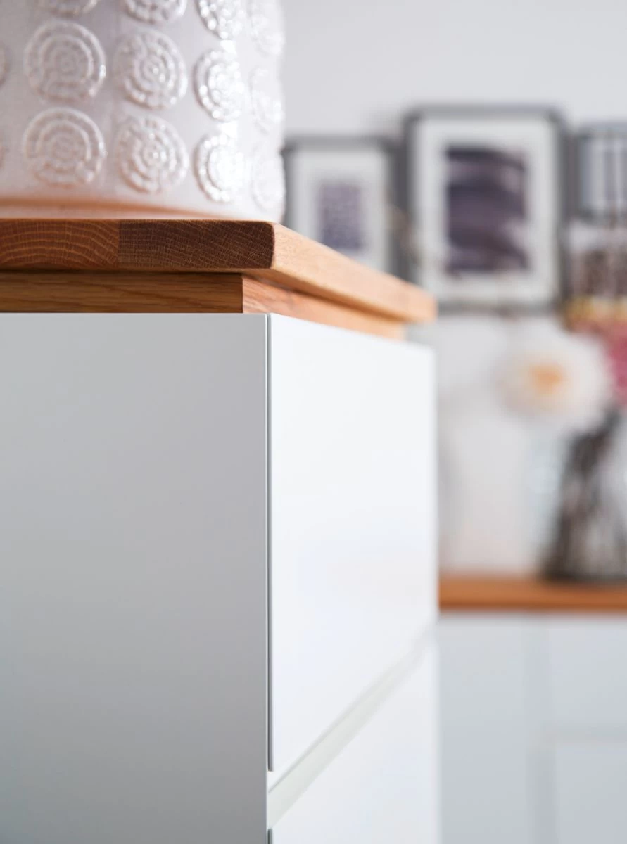 TV-Lowboard "Chiaro" Matt Weiß Lack Und Eiche / Asteiche Massiv Geölt TV-Unterteil 202 X 54 Cm 5 TV-Lowboard "Chiaro" Matt Weiß Lack Und Eiche / Asteiche Massiv Geölt TV-Unterteil 202 X 54 Cm – Bild 3