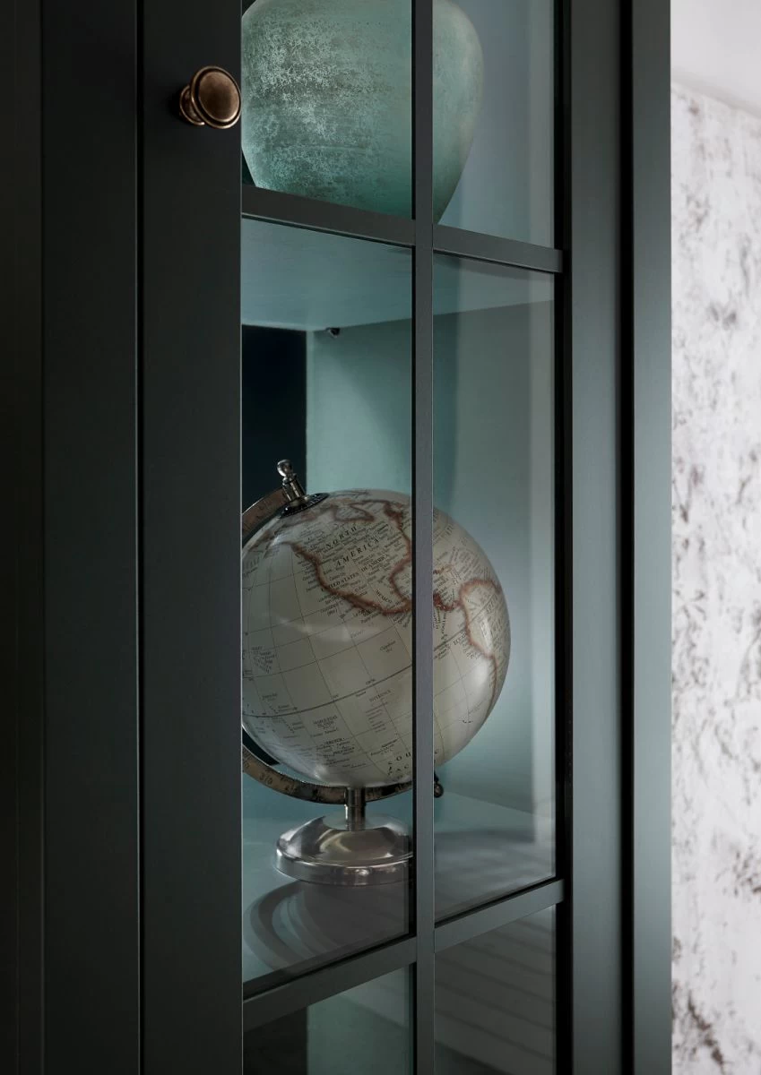 Vitrine "Forres" In Grün Landhaus Wohn- Und Esszimmer Vitrinenschrank 50 X 197 Cm 4 Vitrine "Forres" In Grün Landhaus Wohn- Und Esszimmer Vitrinenschrank 50 X 197 Cm – Bild 2