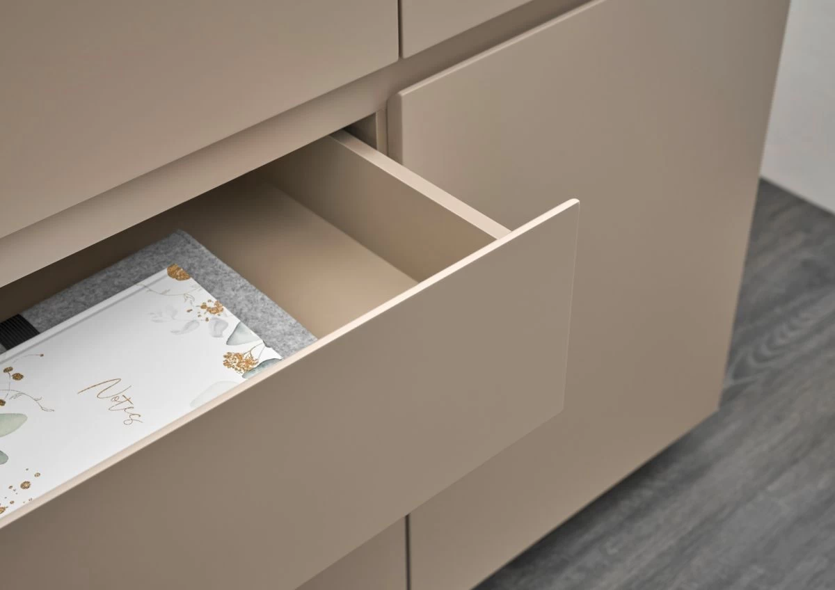 Kommode "Palamos" In Warmgrau Matt Lackiert Und Akazie Massiv Wohn- Und Esszimmer Sideboard 100 Cm 6 Kommode "Palamos" In Warmgrau Matt Lackiert Und Akazie Massiv Wohn- Und Esszimmer Sideboard 100 Cm – Bild 4