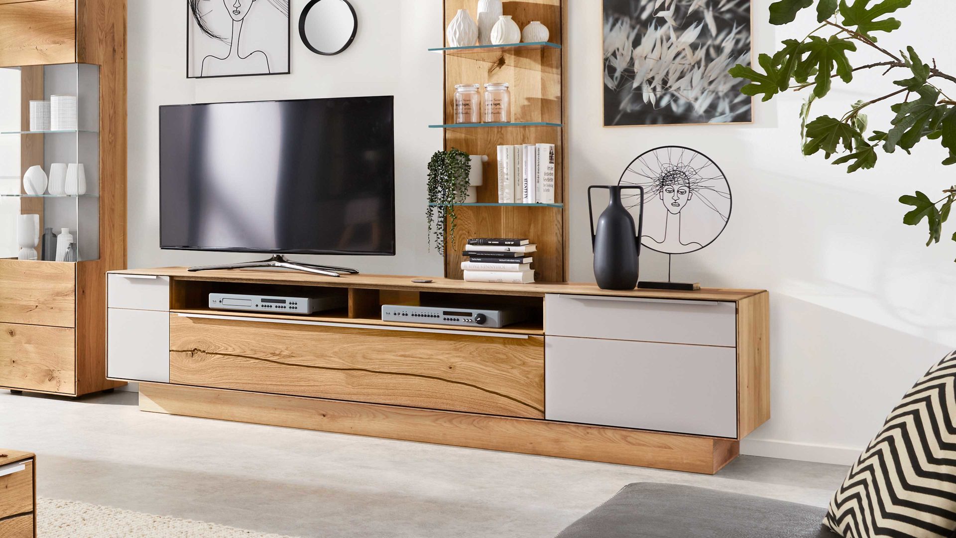 Wohnwelt Verkauf -Wohnwelt Verkauf Moebel A Z TV und Medienmoebel TV Lowboards Lowboard Interliving aus Holz in Hellgrau Interliving Wohnzimmer Serie 2020 Lowboard 151607 Asteiche und Schlamm Breite ca 242 cm guenstiger